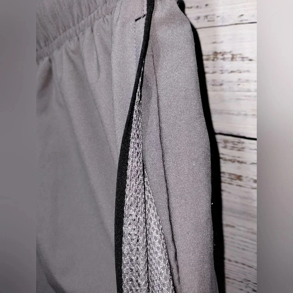 Under Armour Loose Shorts in Gray and Black size Medium Athletic Athleisure - Picture 4 of 5